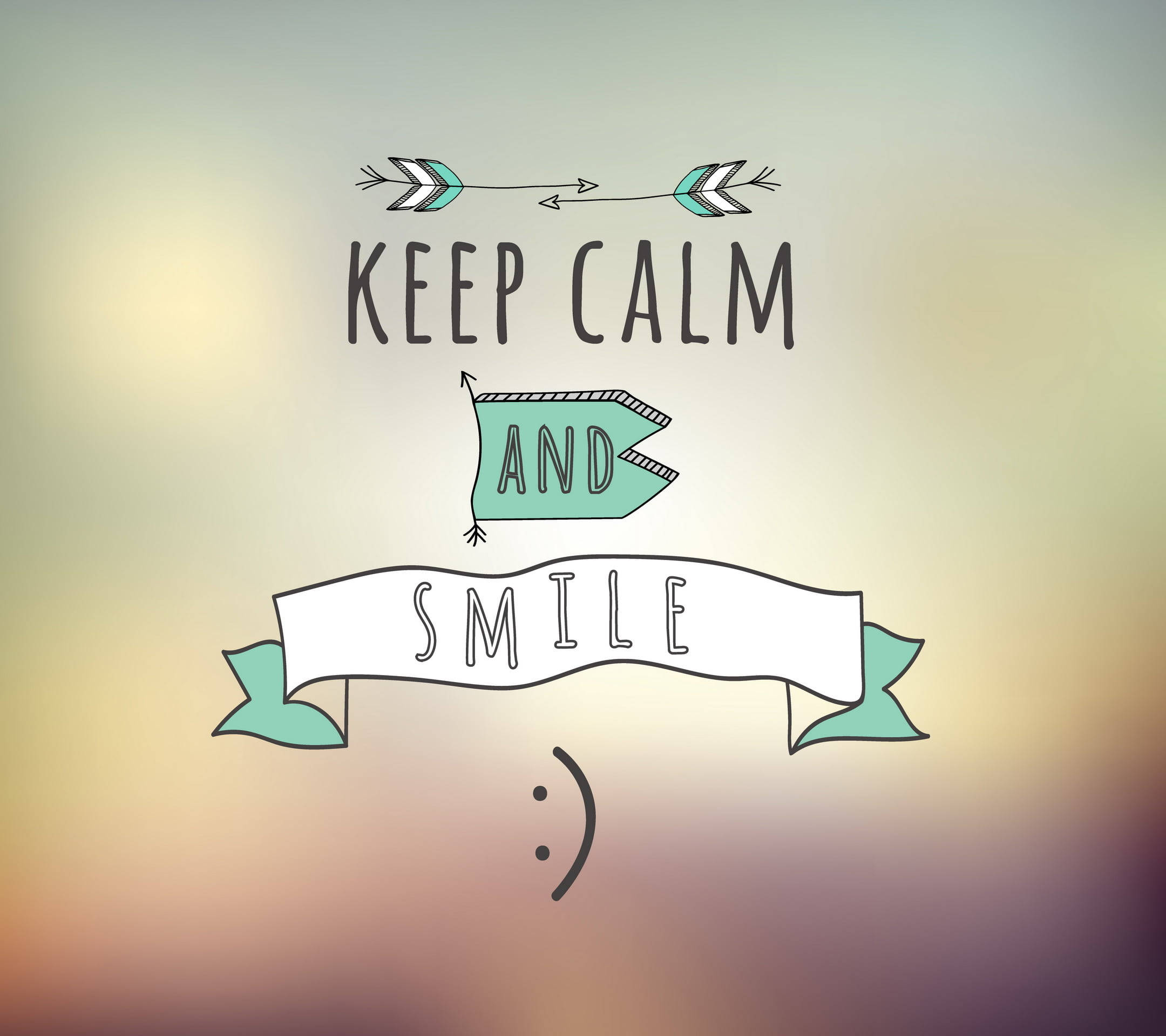 勵志語錄 桌布 壁紙 — 手繪勵志名言「Keep Calm and Smile」，帶有箭頭和笑臉，背景為柔和漸變色。