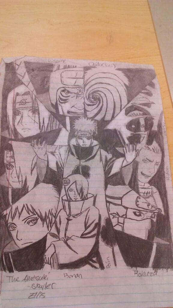 Akatsuki Drawing 桌布 壁紙 — 手繪鉛筆素描，將多個來自《火影忍者》的動漫角色以拼貼方式排列在橫線筆記本紙上。