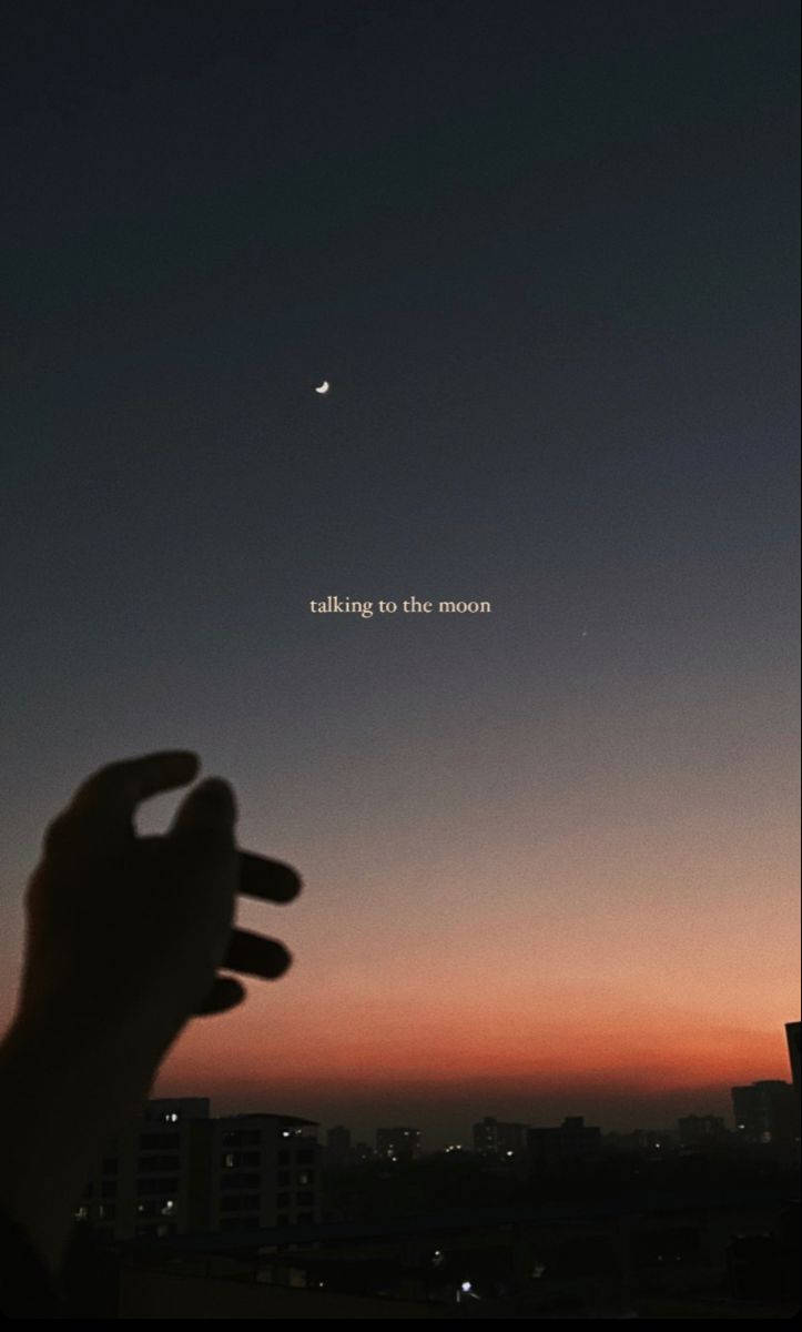 手部剪影與暗夜語錄 壁紙 — 一隻剪影手伸向新月，背景是暮色天空，城市景觀帶有溫暖的橙色和深藍色漸變。