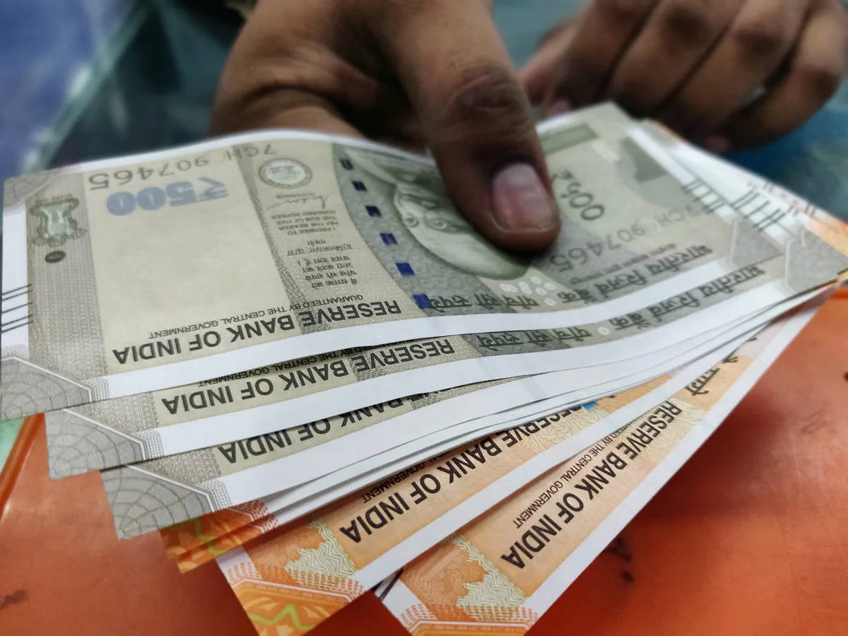 Indian 桌布 壁紙 — 手部特寫，正在數印度盧比紙幣，具有詳細的安全特徵和序號。