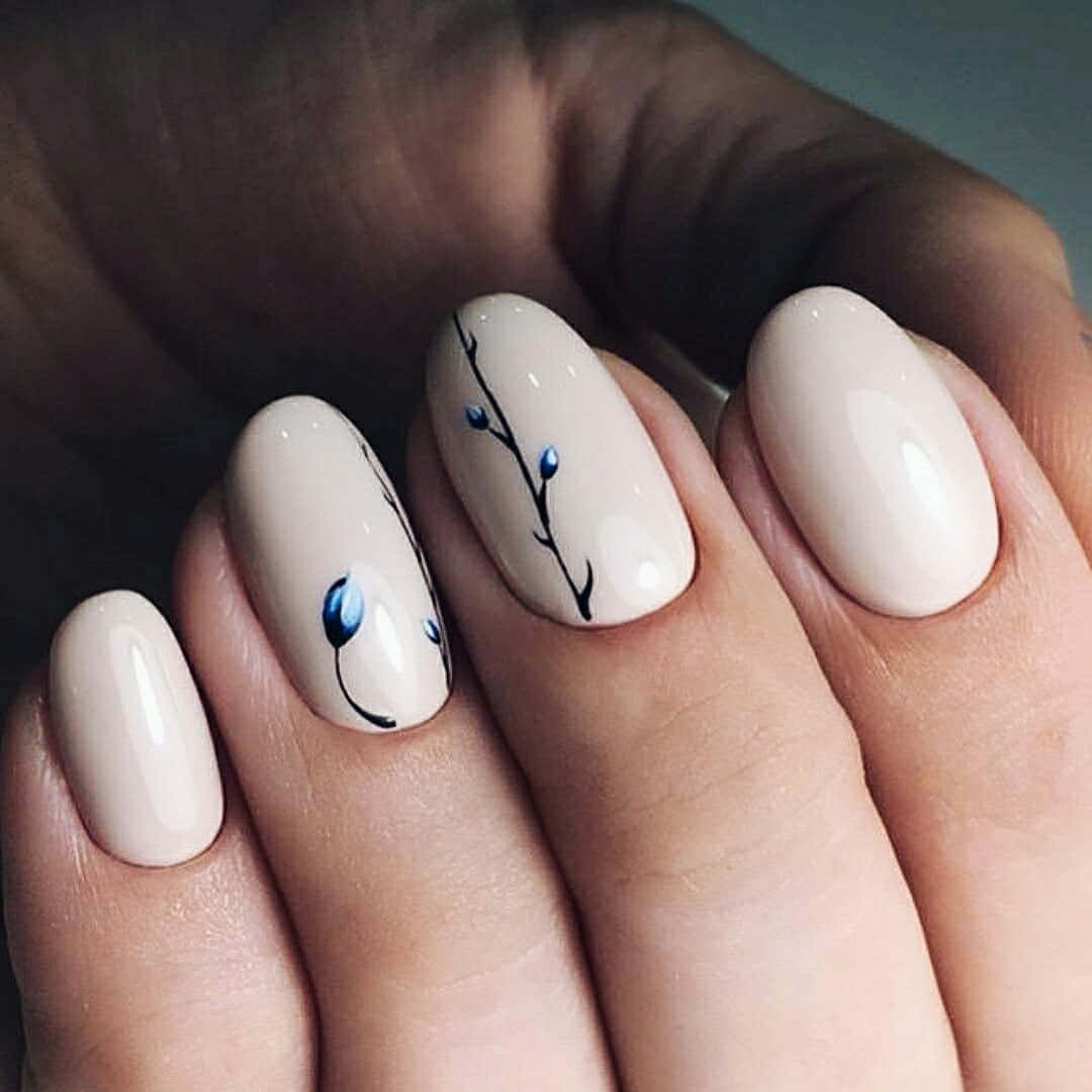 Spring Nails 桌布 壁紙 — 手部特寫，米色指甲上飾有精緻的黑色樹枝和藍色莓果指甲藝術。