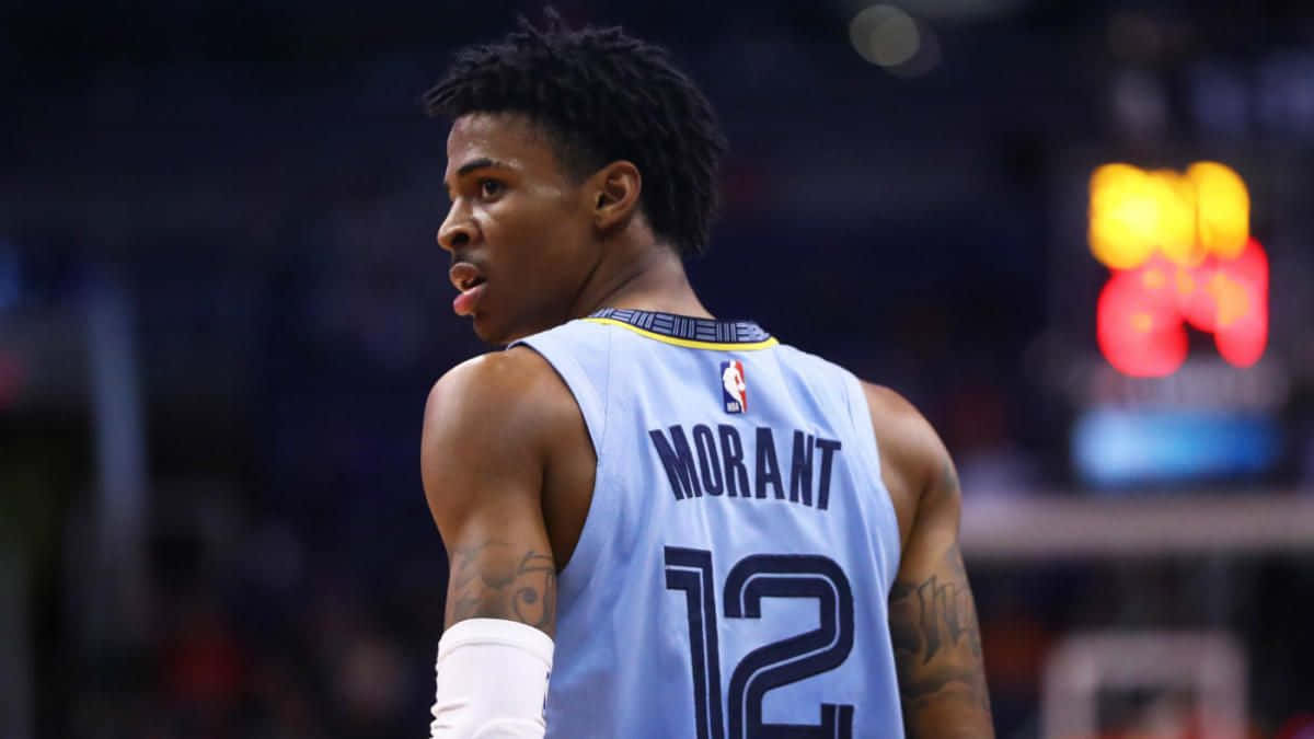 Ja Morant身穿淺藍色12號球衣在籃球比賽中。