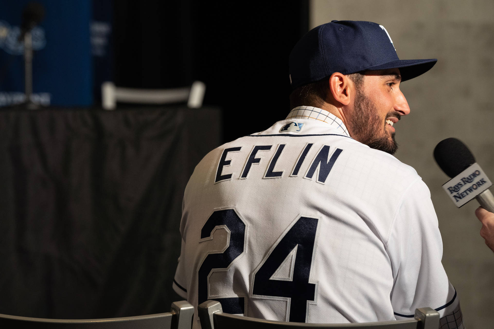 棒球選手Eflin 24號在記者會訪問中微笑。
