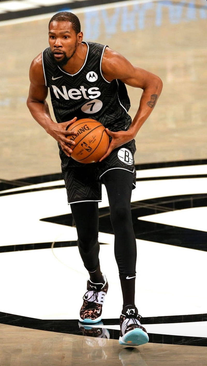 Kevin Durant在黑白球場上運球。