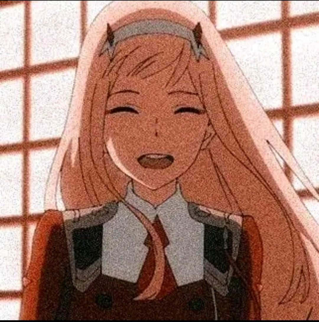 打造你的動漫頭像！ 壁紙 — 一個開朗的動漫女孩，長長粉紅色頭髮和小角，在障子屏風前燦爛微笑。