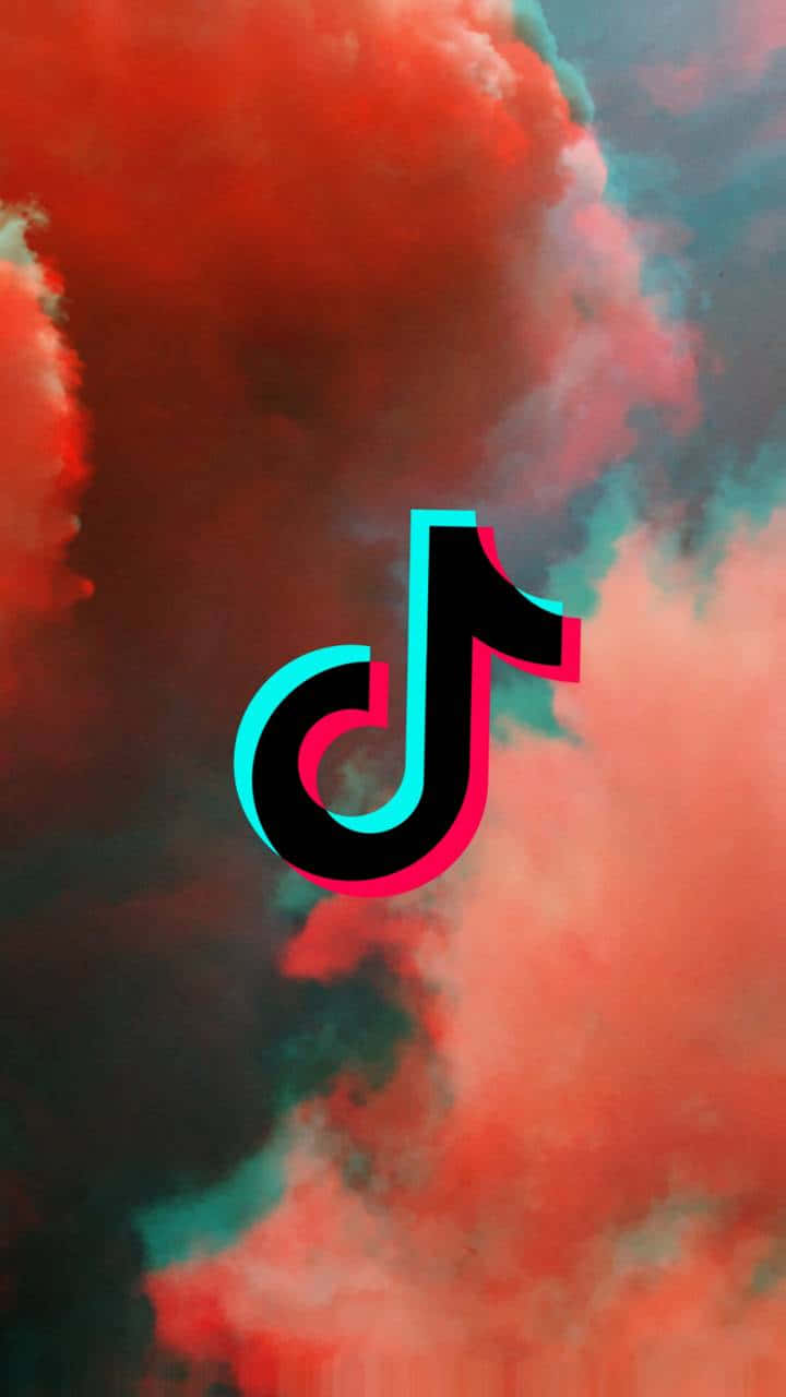 TikTok 標誌帶有紅色和青綠色輪廓，背景為色彩繽紛的多雲天空。