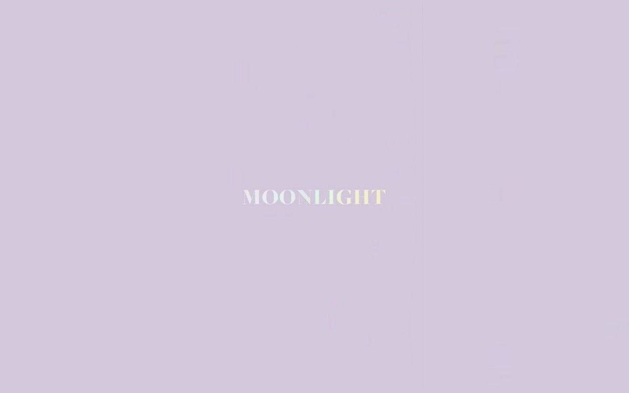 打造屬於你的獨特桌面美學 壁紙 — 柔軟嘅薰衣草背景，中間有「moonlight」呢個字以微妙漸變文字呈現。