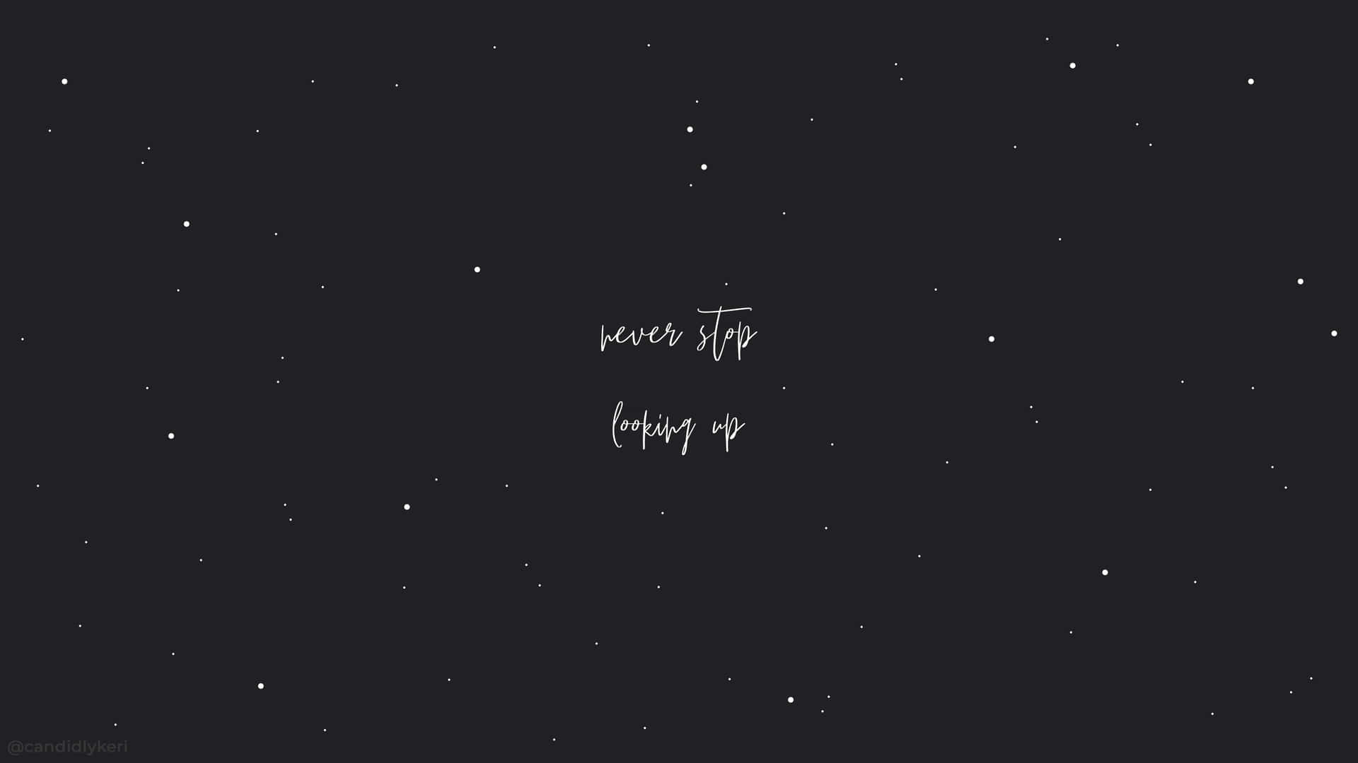 星空夜空，以白色草書寫著勵志名言 never stop looking up。