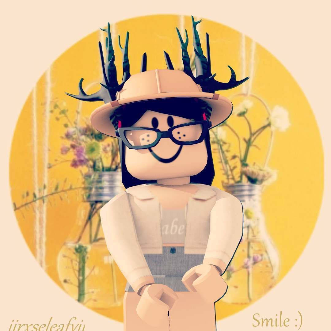 一個戴着眼鏡和鹿角的快樂Roblox角色在花樽前微笑。
