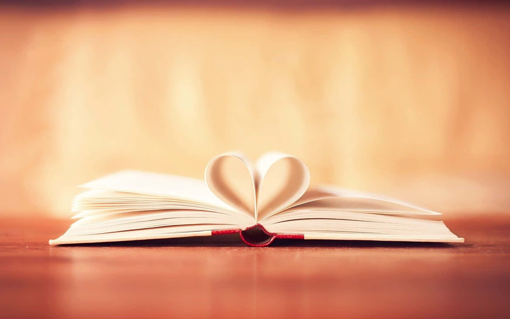 打開的書，心形書頁，木桌，溫暖光線