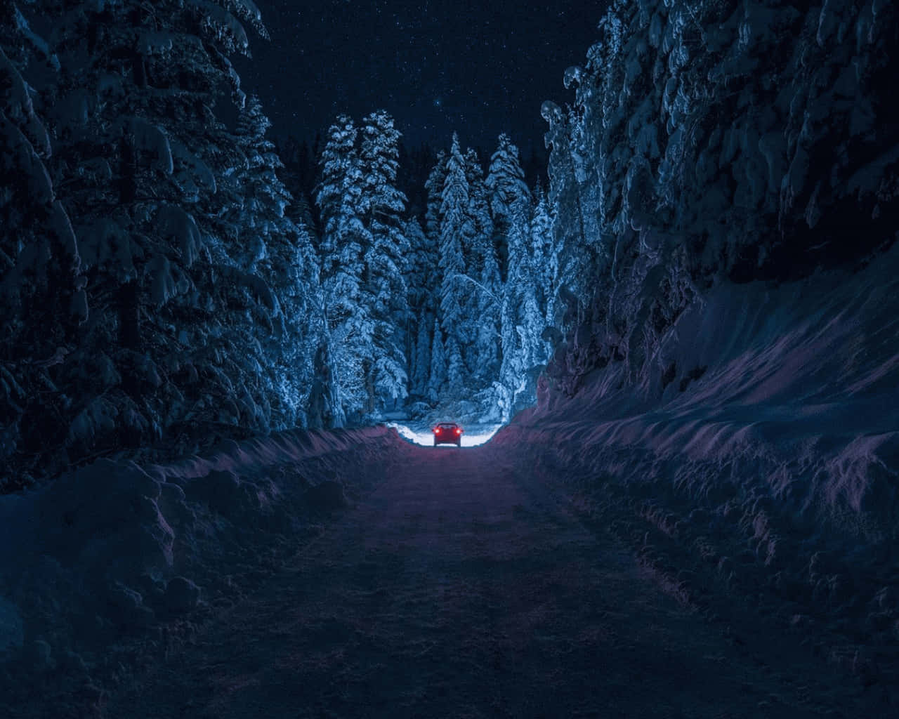 打開魔法與可能性的世界 壁紙 — 一輛紅色汽車在星光燦爛的夜空下，沿著積雪的森林道路行駛，兩旁有發光的藍色樹木。