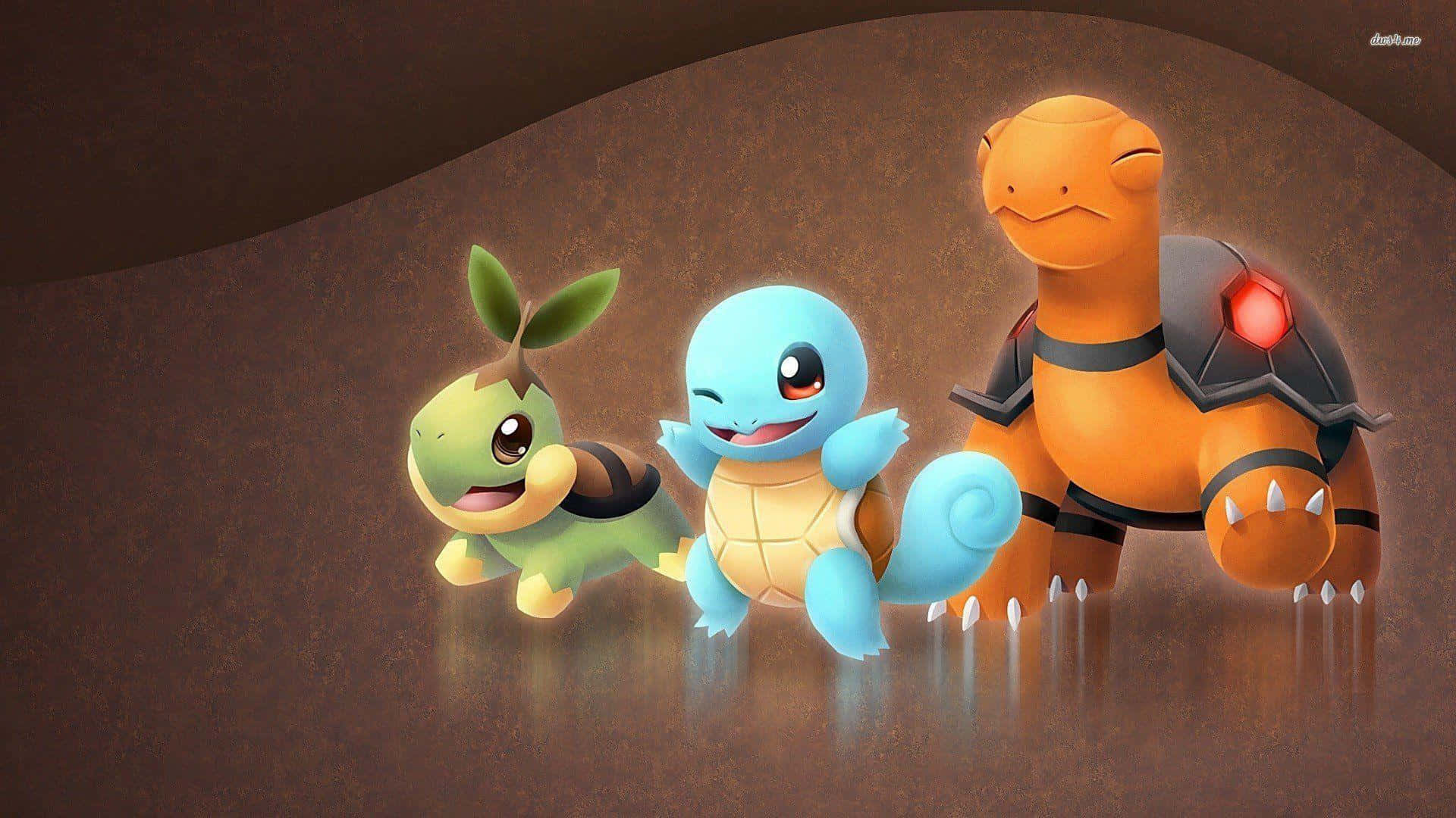 托可爾與傑尼龜與小火焰猴 壁紙 — 三隻快樂嘅寶可夢—Turtwig、Squirtle同Blastoise—喺溫暖燈光下企喺一個反光嘅啡色表面上。