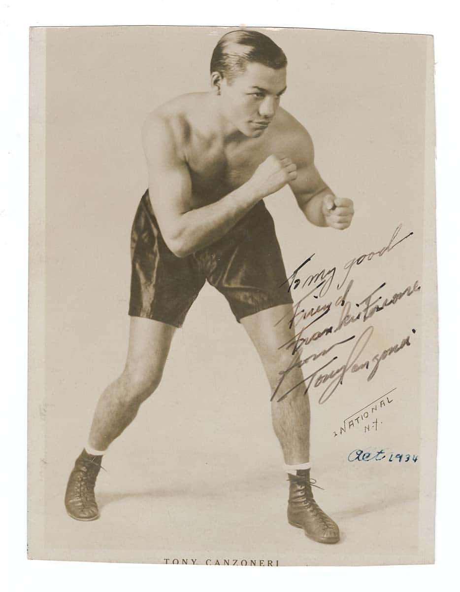 簽名復古照片，拳擊手Tony Canzoneri以拳擊姿勢拍攝，攝於1934年。