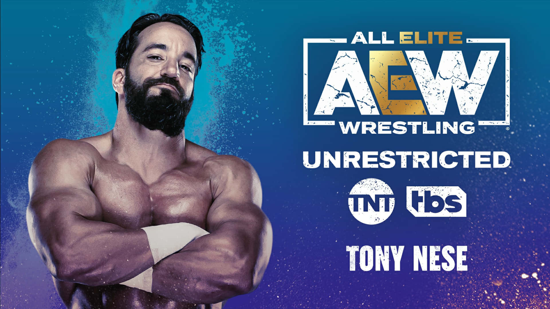 摔角手 Tony Nese 在 AEW 品牌前交叉雙臂擺姿勢。
