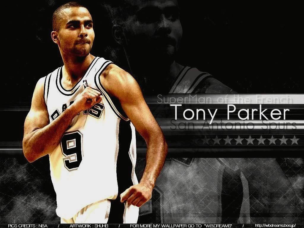 托尼·帕克法國超人 壁紙 — 身穿聖安東尼奧馬刺隊球衣的Tony Parker在帶有褪色剪影和星星圖案的深色紋理背景前自信地擺姿勢。