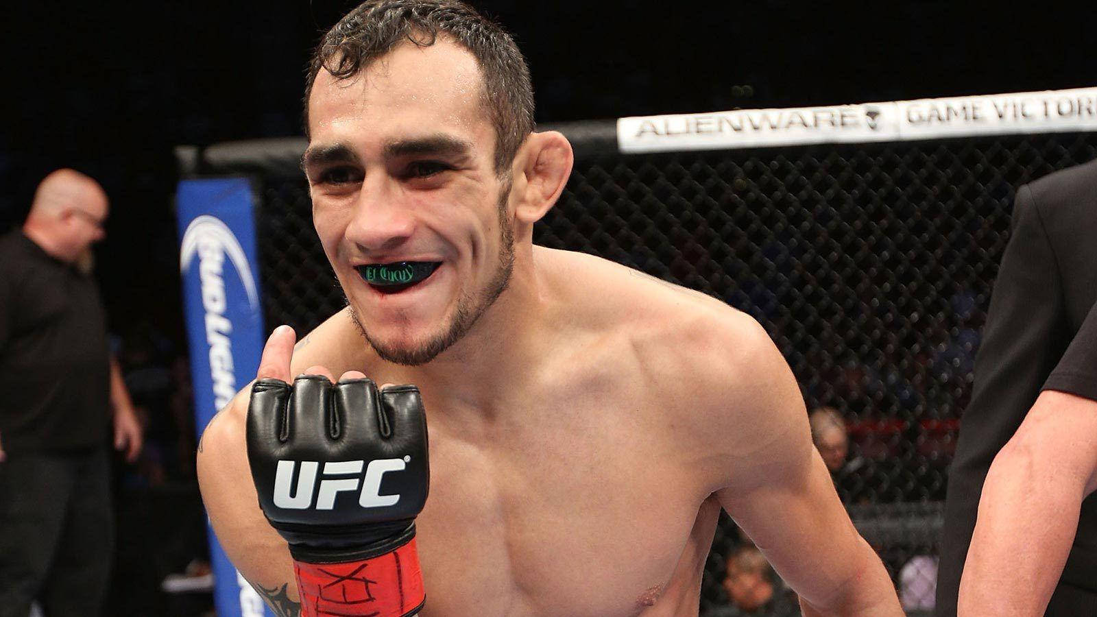 UFC拳手在八角籠內獲勝後微笑。