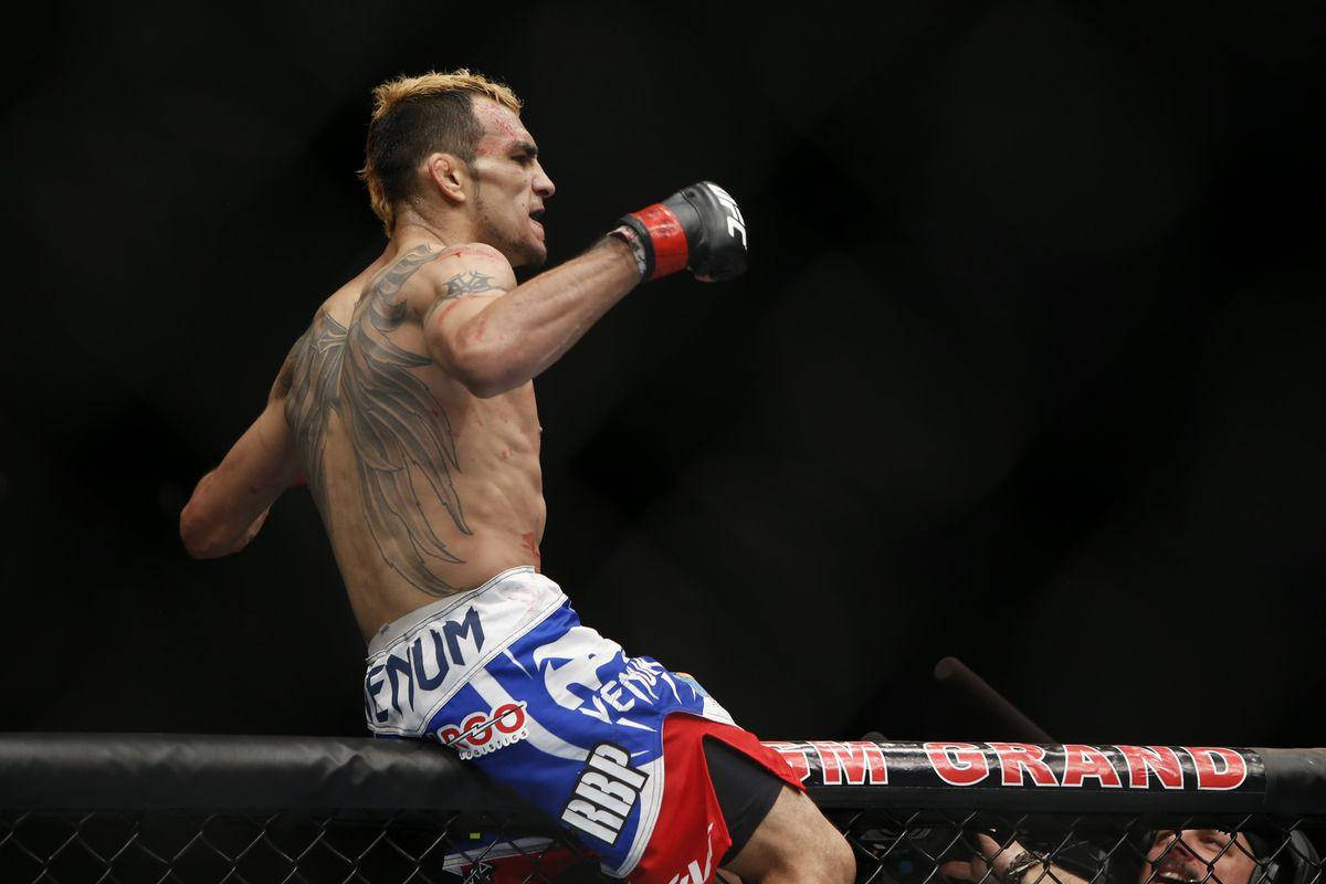 MMA拳手在八角籠內揮拳。