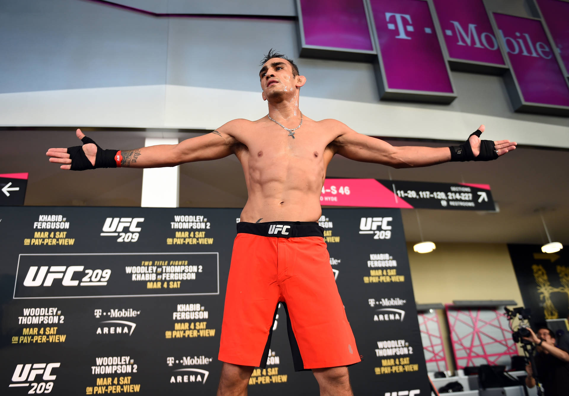UFC拳手在稱重活動中站在體重磅上張開雙臂