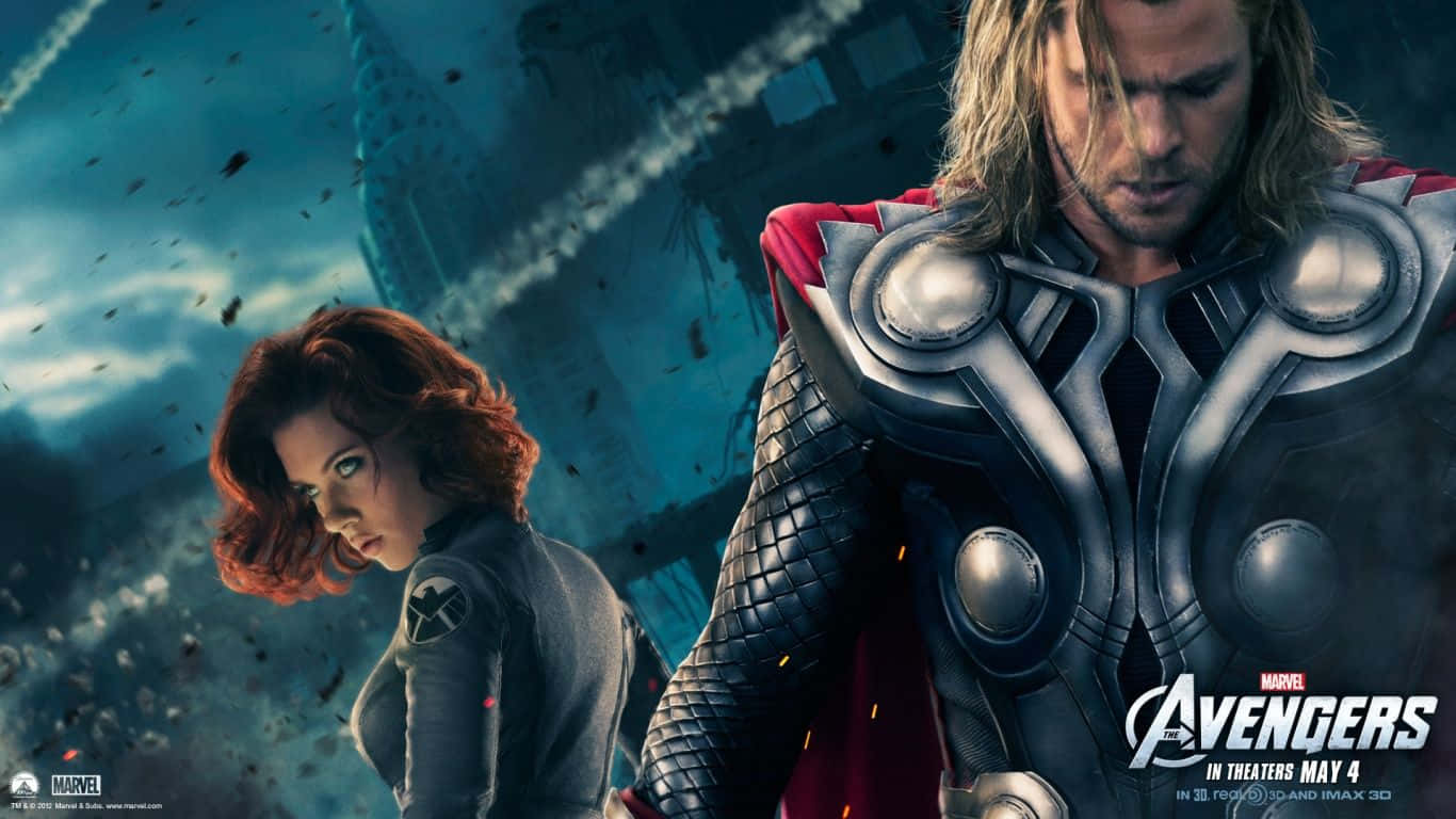 1366x768 marvel 桌布 壁紙 — 托爾和黑寡婦站在破碎的城市景觀中，周圍是瓦礫和暴風雨的天空，處於電影般的戰鬥場景中。