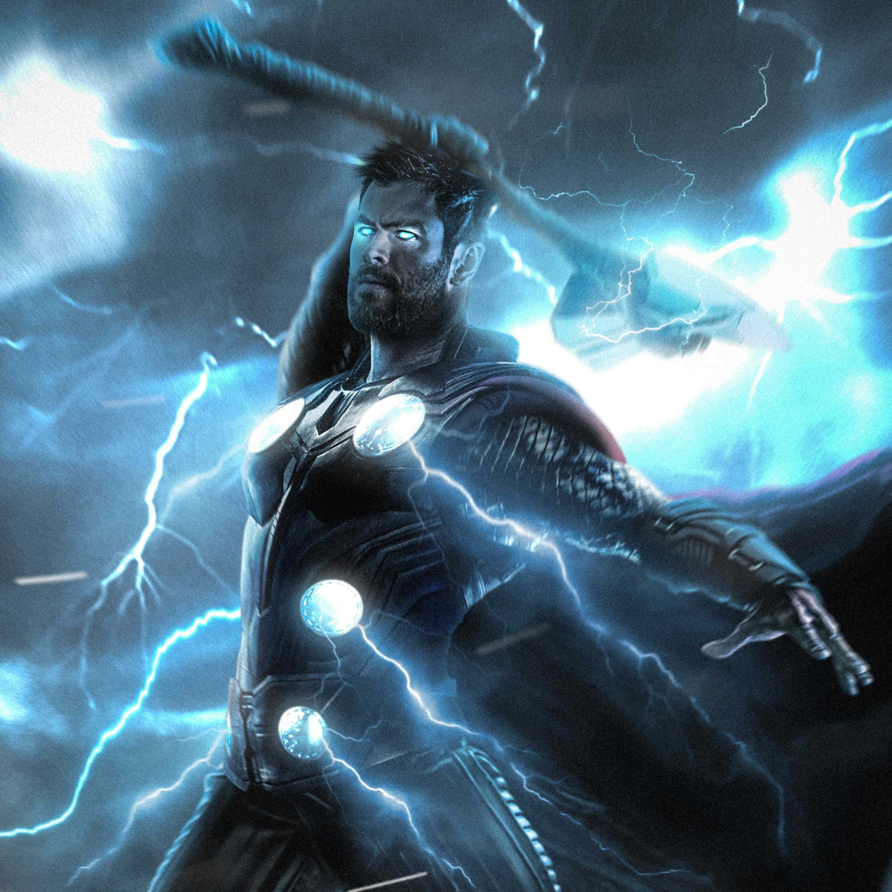 God Of Thunder 桌布 壁紙 — 托爾在噼啪作響的藍色閃電中揮舞著他的錘子，擺出一個戲劇性的電影姿勢。