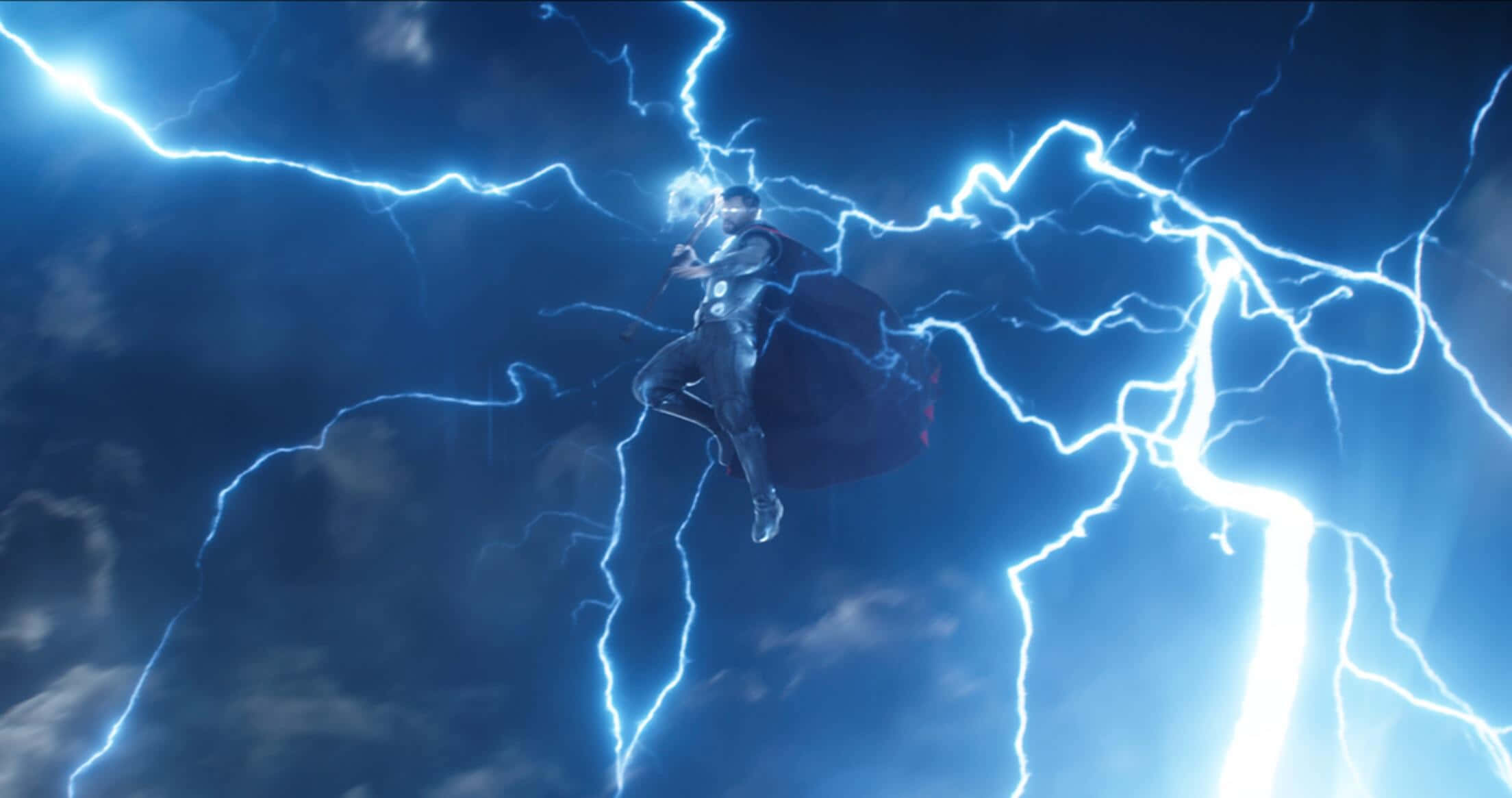 God Of Thunder 桌布 壁紙 — 托爾在暴風雨中翱翔，周圍環繞著鮮豔的藍色閃電和烏雲。