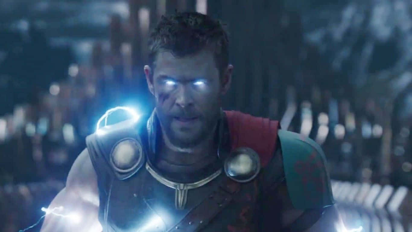 1366x768 Marvel 桌布 壁紙 — 托爾在模糊的戰鬥背景下，身穿暗色盔甲，散發著電能光芒。