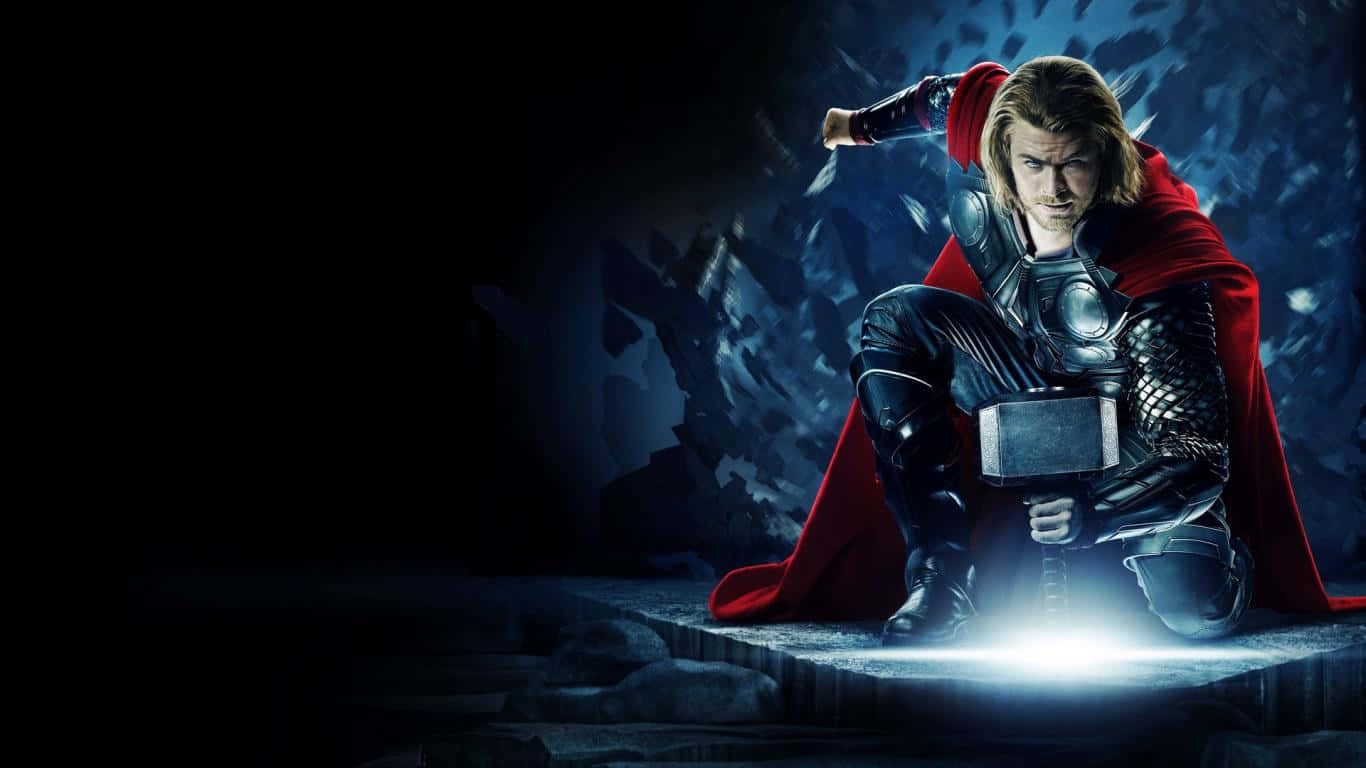 1366x768 Marvel 桌布 壁紙 — 托爾在黑暗洞穴中跪下，握著他的錘子，藍光從其底部散發，照亮了他的紅色斗篷和盔甲。