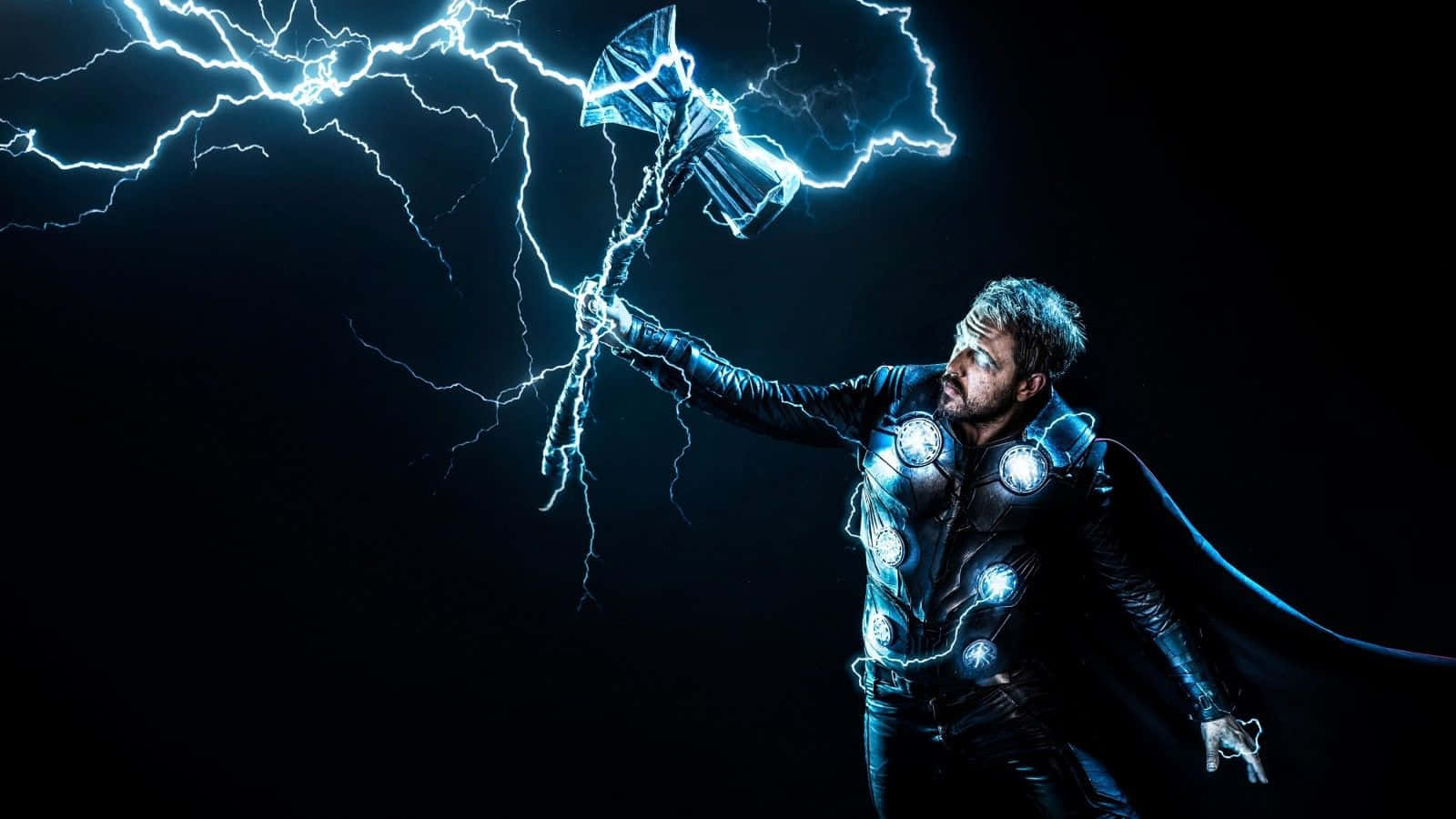 thunder 桌布 壁紙 — 托爾揮舞著發光的錘子，閃電在他周圍噼啪作響，背景是黑暗虛空。