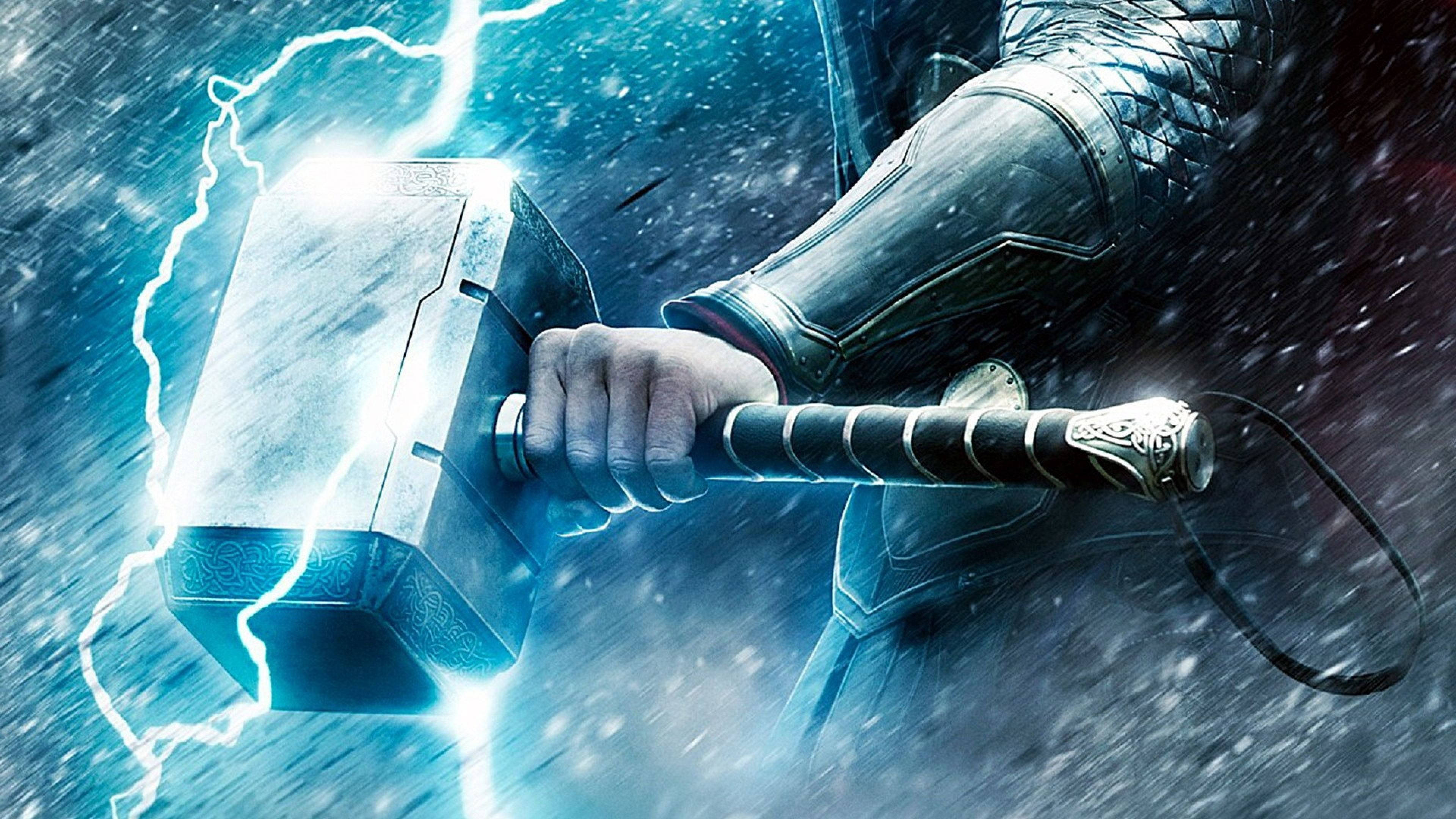 thunder 桌布 壁紙 — 托爾緊握著發光的雷神之鎚妙爾尼爾，閃電在暴風雨的藍色戰場上劈啪作響。