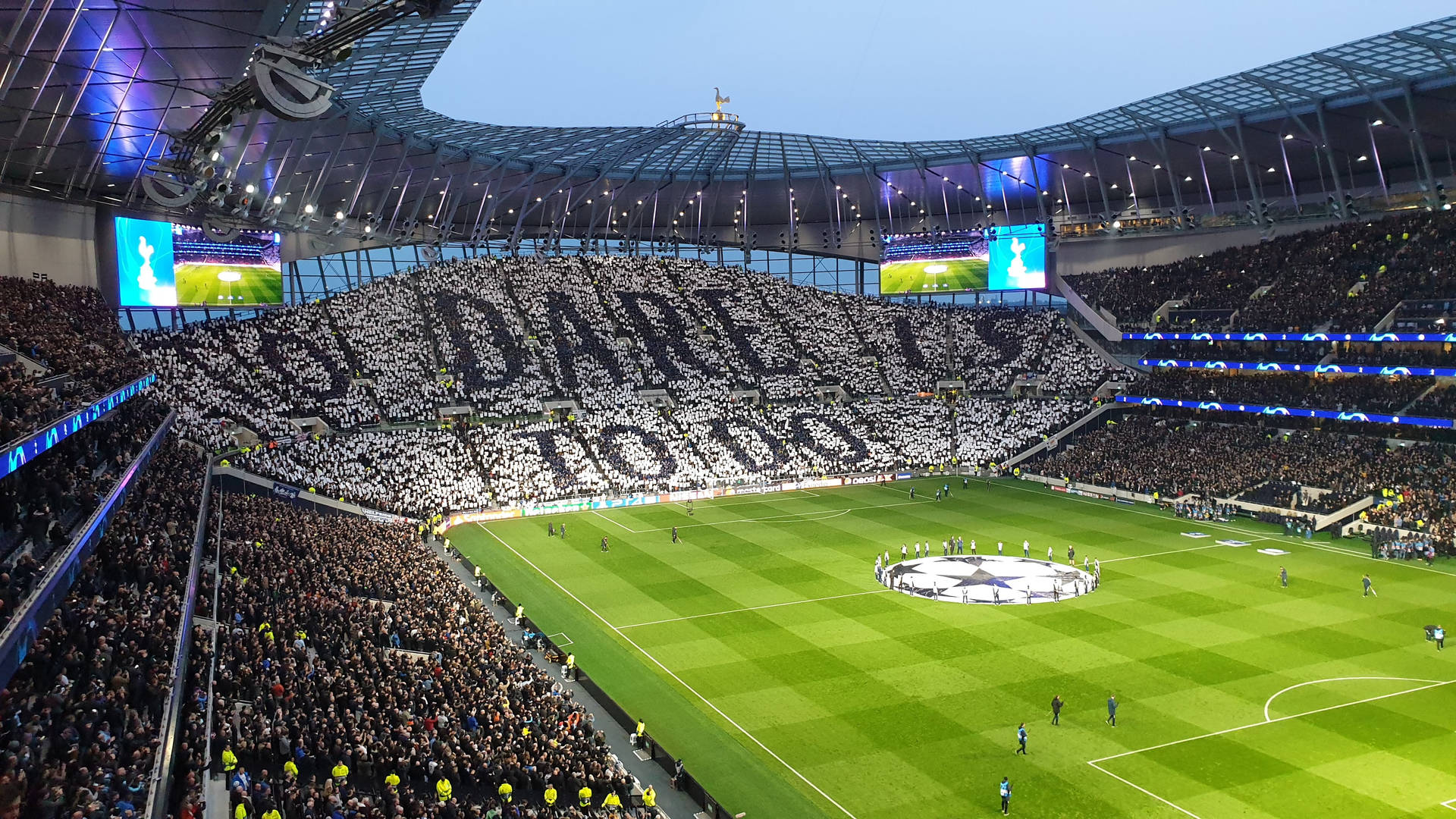足球場內的球迷用黑白橫幅組成一個巨大的訊息。