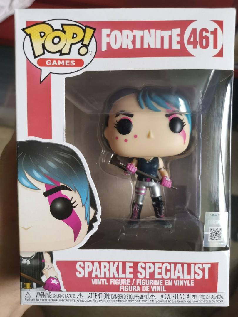 手持原裝盒的 Funko Pop! Fortnite Sparkle Specialist 乙烯基公仔。