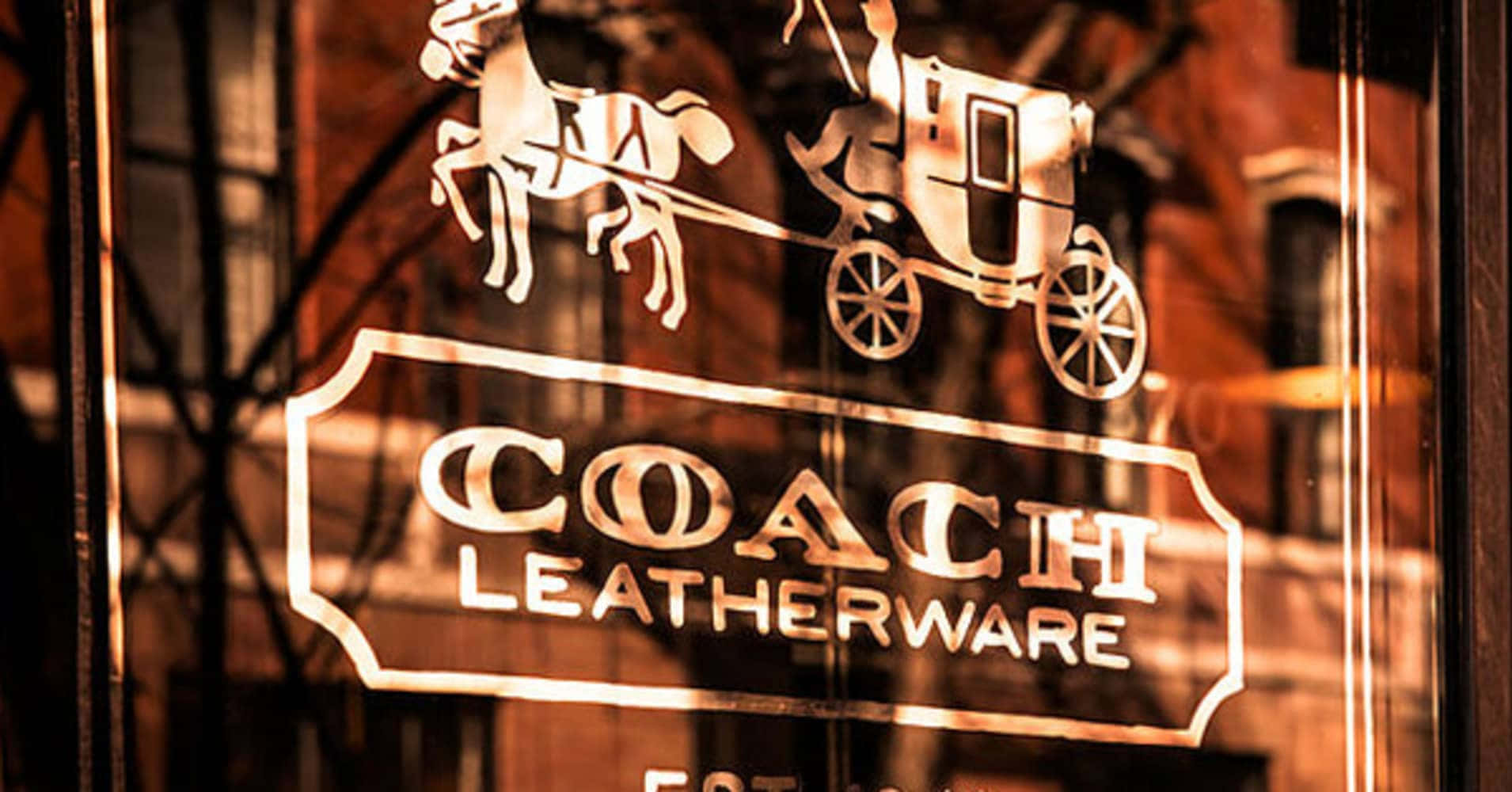 Coach皮革製品店招牌，玻璃窗上蝕刻著馬和馬車，在黃昏時分。