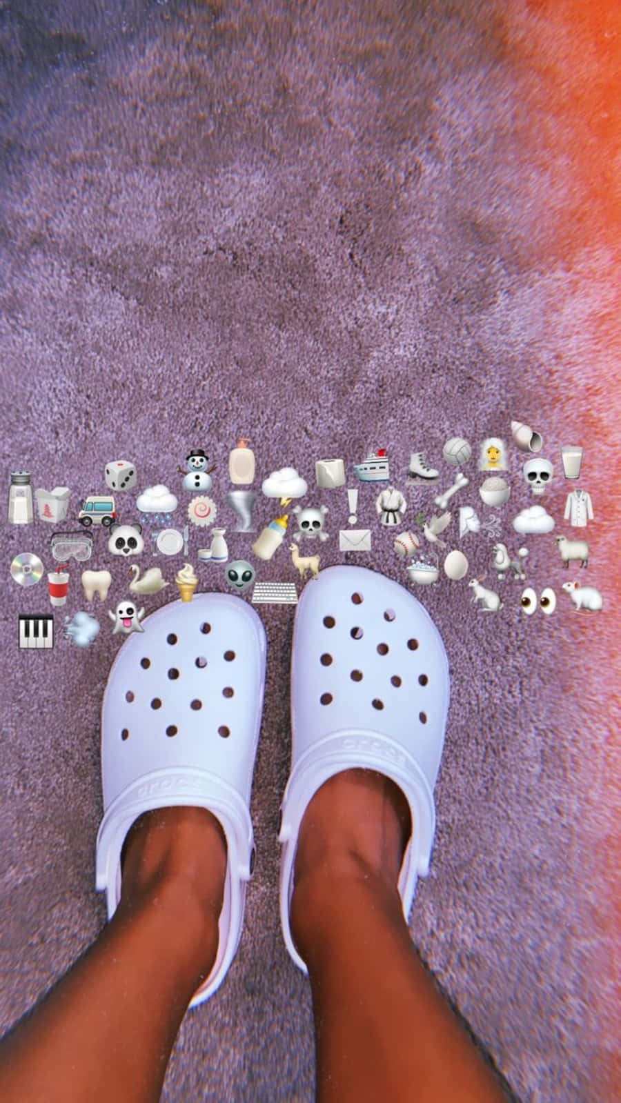 紫色地毯上的白色Crocs，周圍有表情符號貼紙。