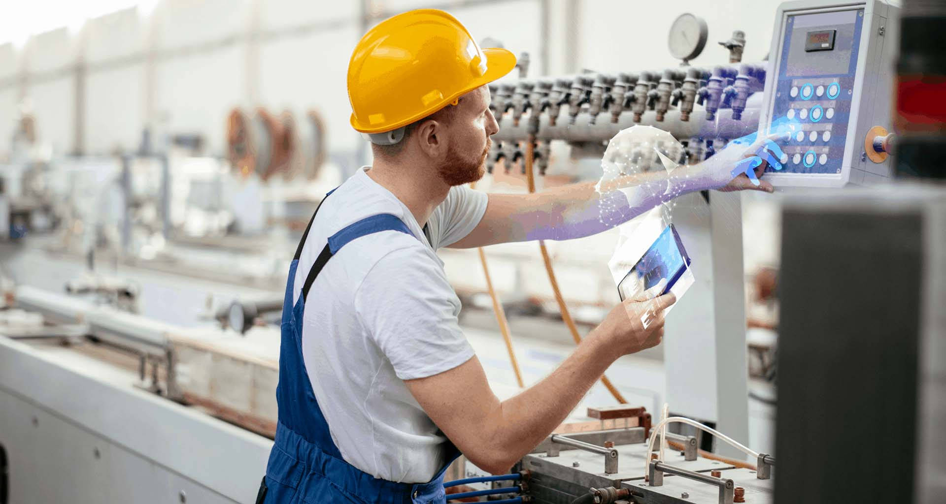 工廠工人使用帶有全息顯示屏的平板電腦來控制機械。