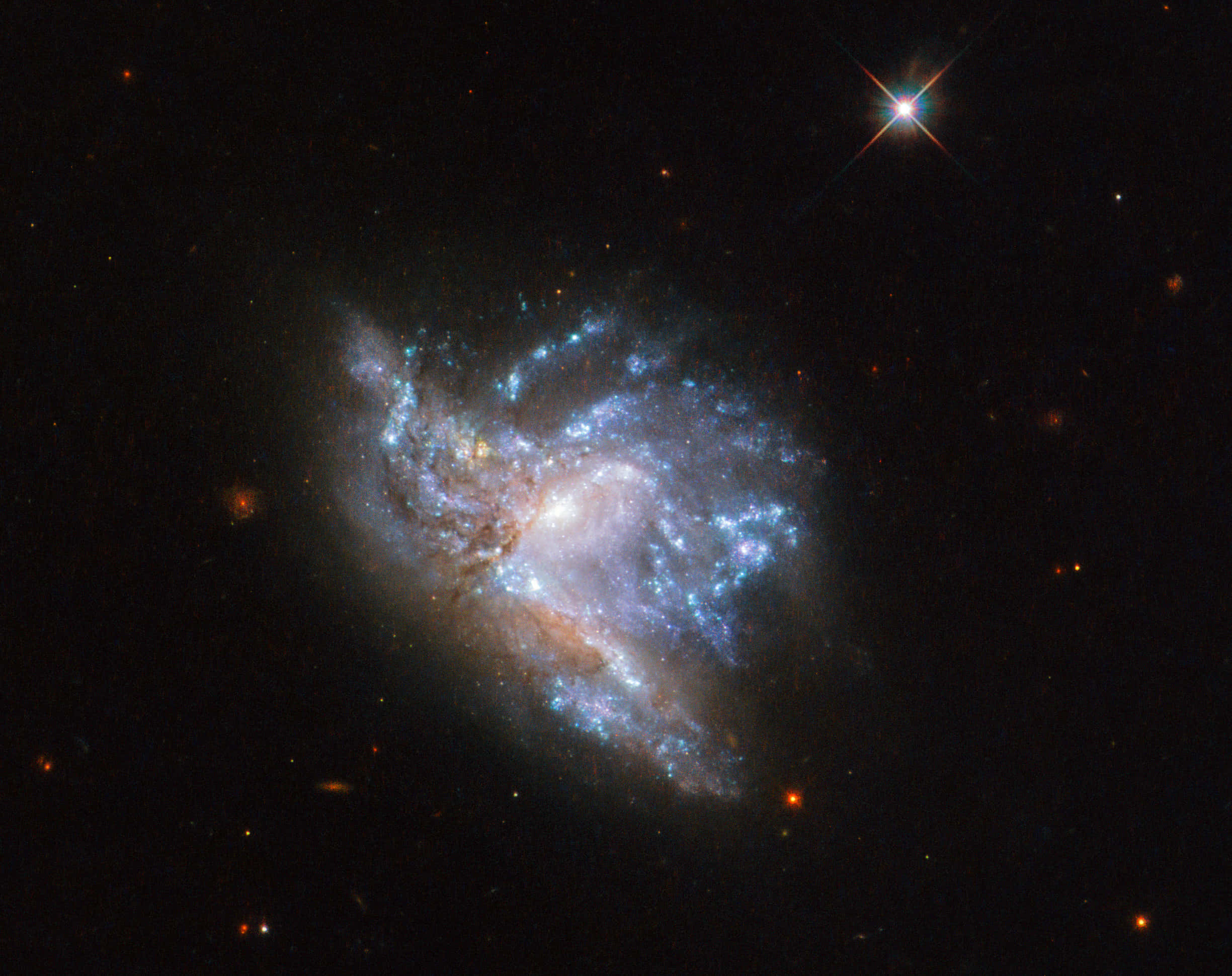 把握星辰 壁紙 — 一個令人驚嘆的螺旋星系，在佈滿星星的黑色宇宙背景下旋轉著藍色和橙色的色調。