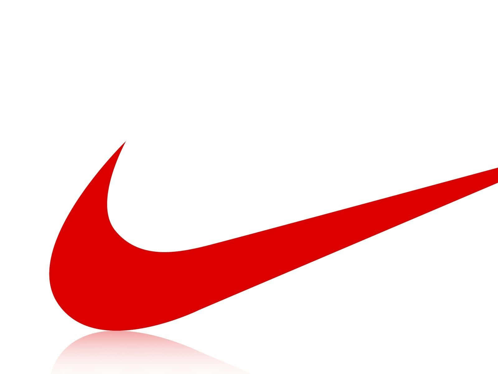 抓住充滿活力的紅色 Nike！ 壁紙 — 一個大膽的紅色Nike swoosh標誌，在乾淨的白色背景上有微妙的倒影。