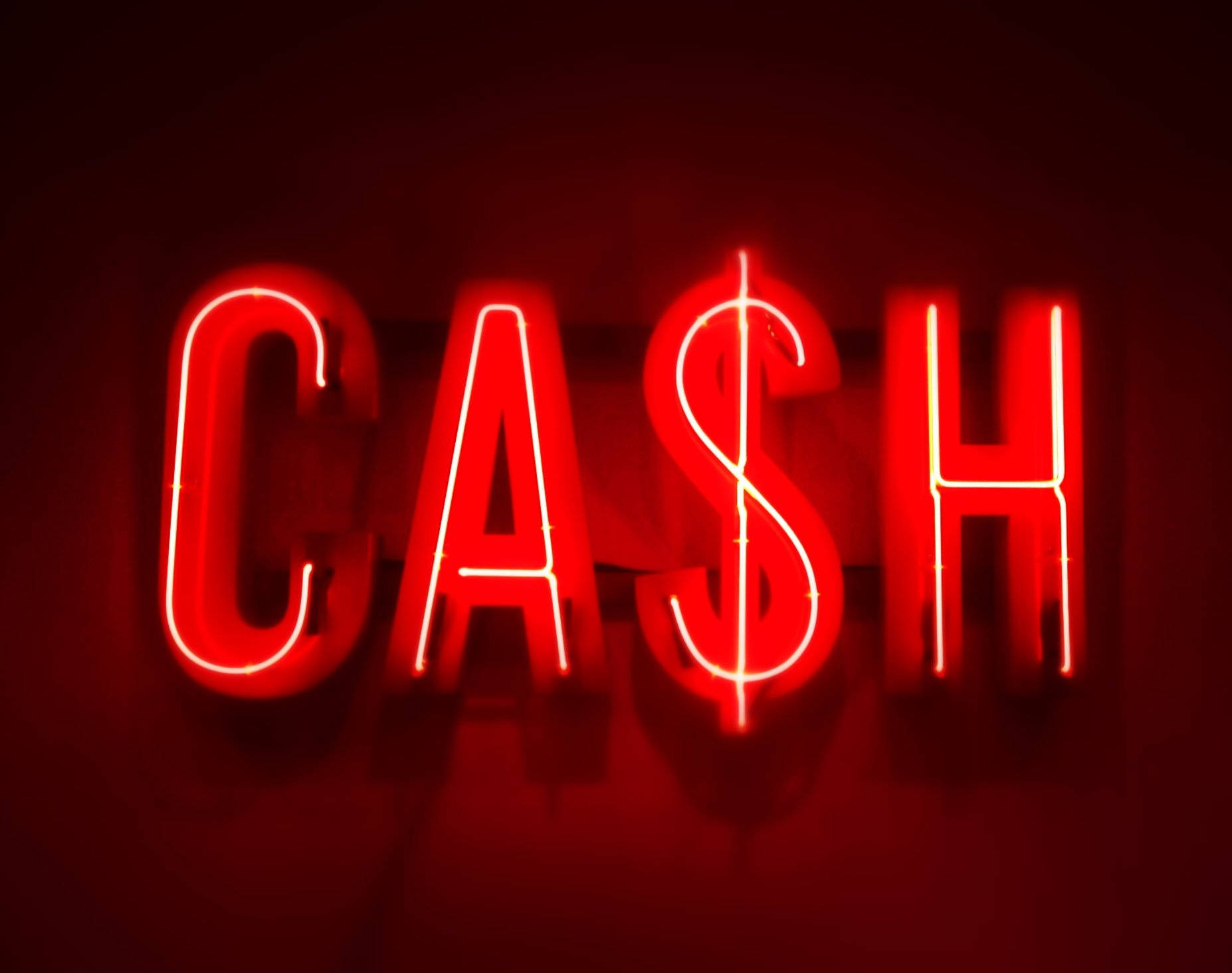 紅色霓虹燈牌，顯示 'CASH'，美元符號取代了 S。