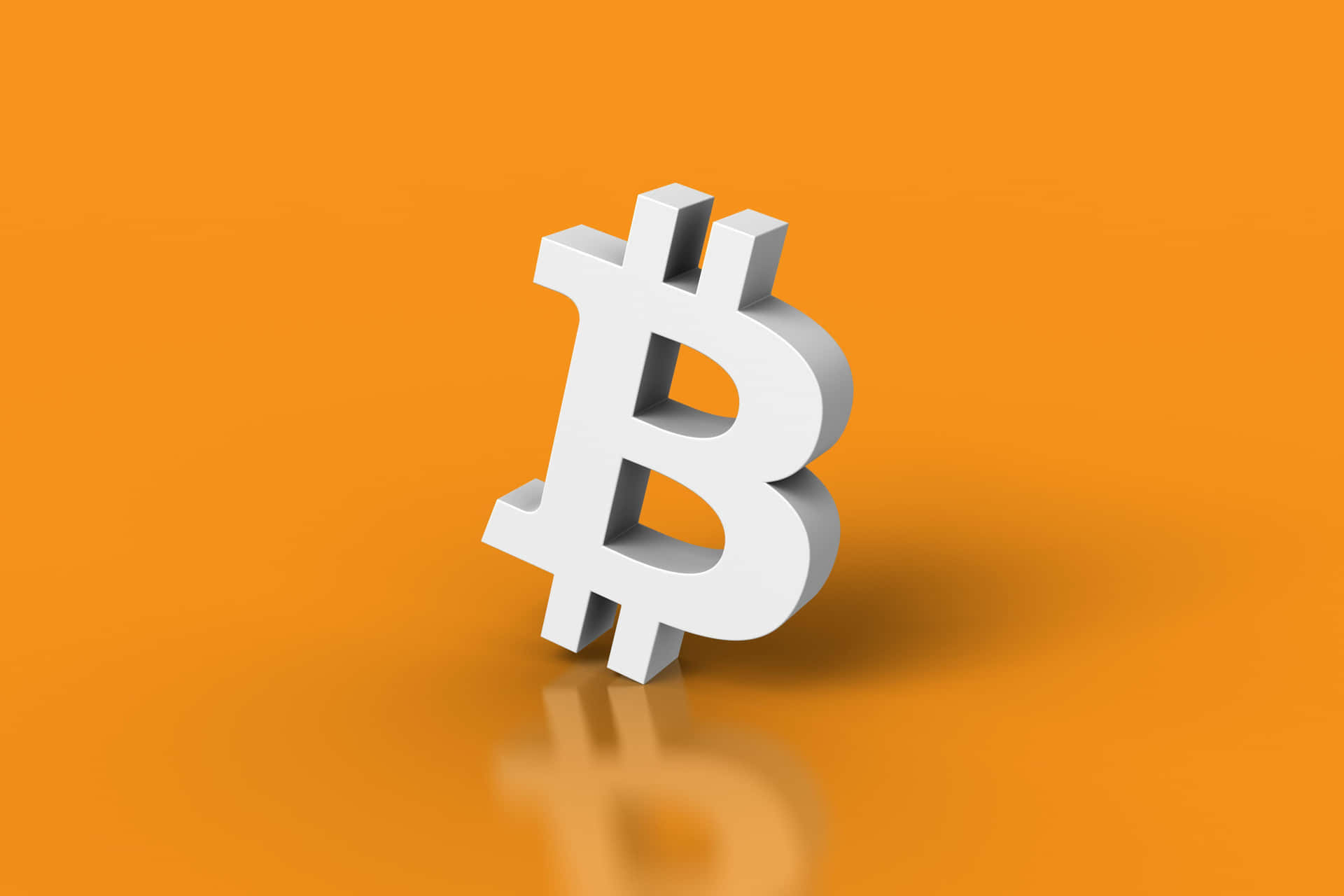 一個白色3D比特幣符號在橙色反光表面上。