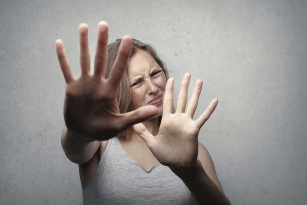 憤怒表情的女人伸出手來阻止某事。