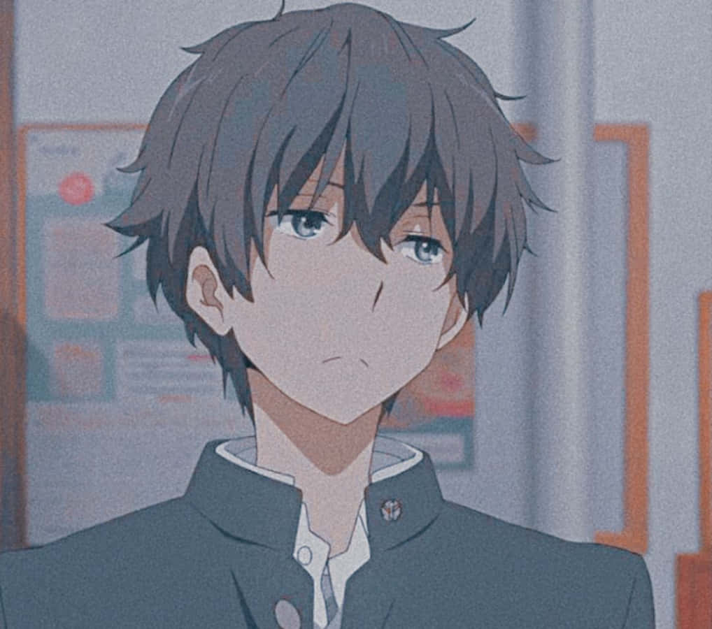 穿著校服的動漫男孩面無表情地向前看。