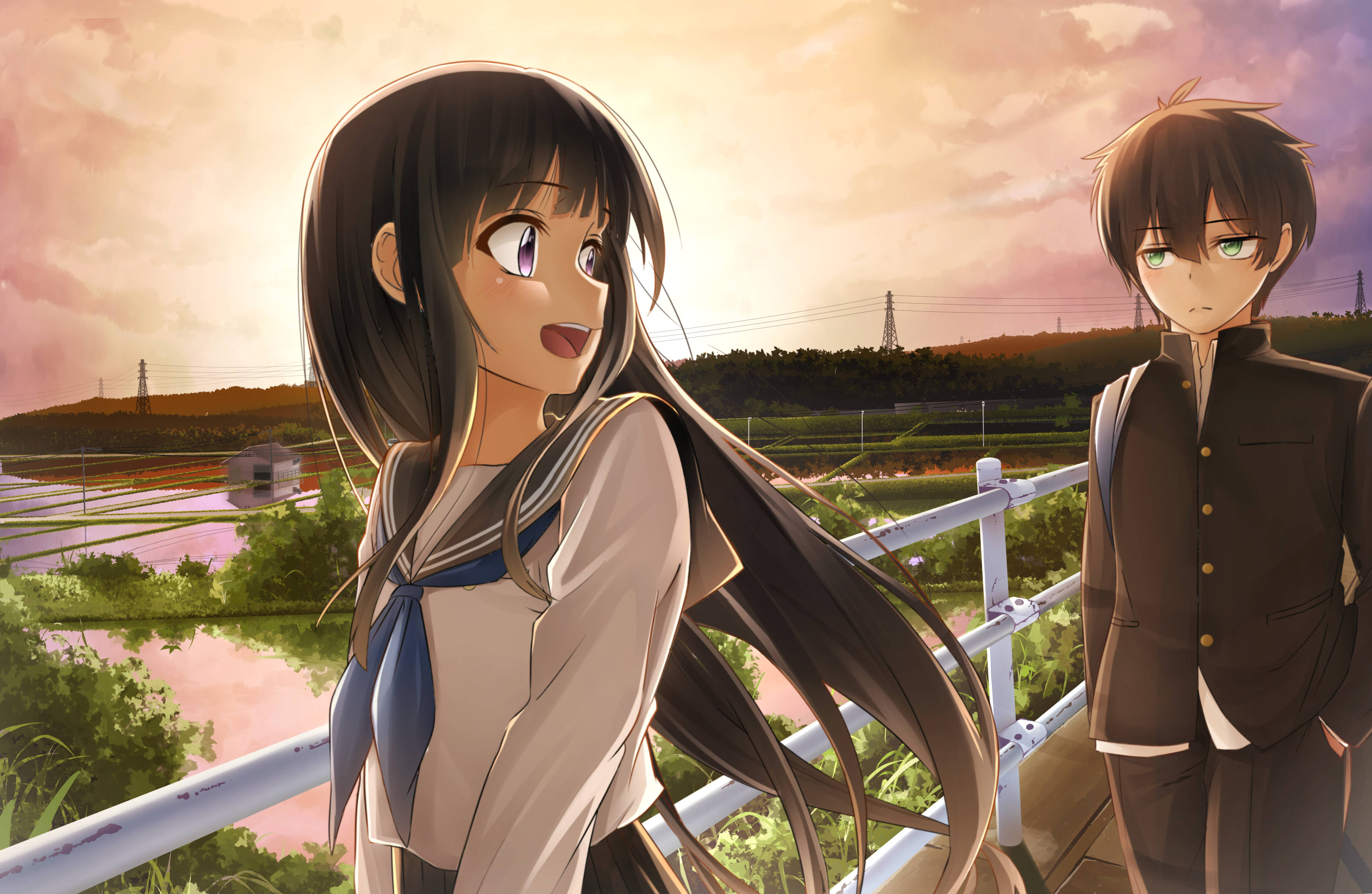 折原臨也與千反田愛瑠夕照 壁紙 — 兩名穿著校服的動畫學生站在橋上，俯瞰夕陽照耀的鄉村景色和稻田。