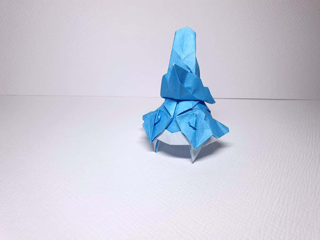 紋理白色表面上的藍色摺紙鶴雕塑。