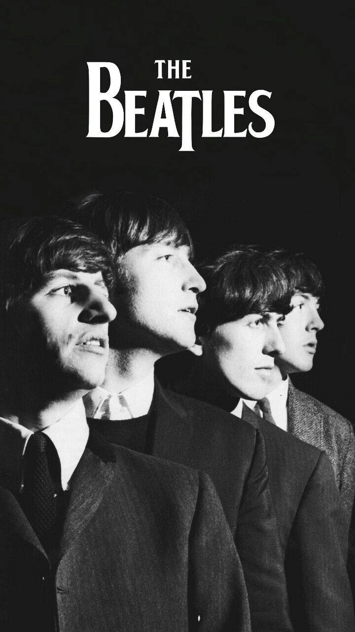 四位身穿西裝的男子向上凝視，上方有「The Beatles」文字。
