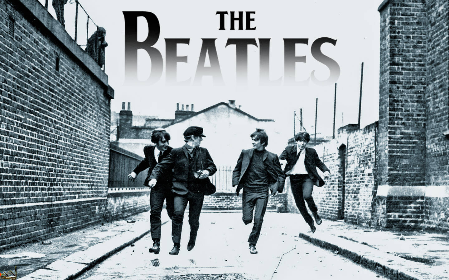 四位身穿西裝的男子在一條狹窄的小巷中奔跑，上方有「THE BEATLES」文字。