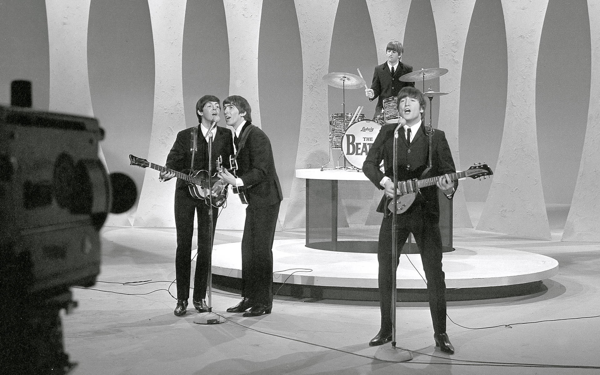 披頭四在1960年代電視錄影廠舞台上現場表演。