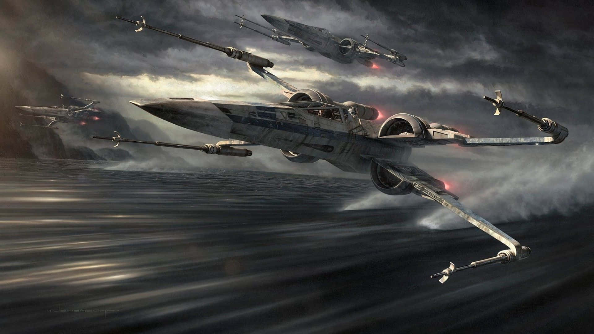 「抵抗勢力與第一秩序在壯觀的空中戰鬥」 壁紙 — X-wing 星際戰機在黑暗多雲的天空下，帶著紅色引擎光芒，低飛過波濤洶湧的海浪。
