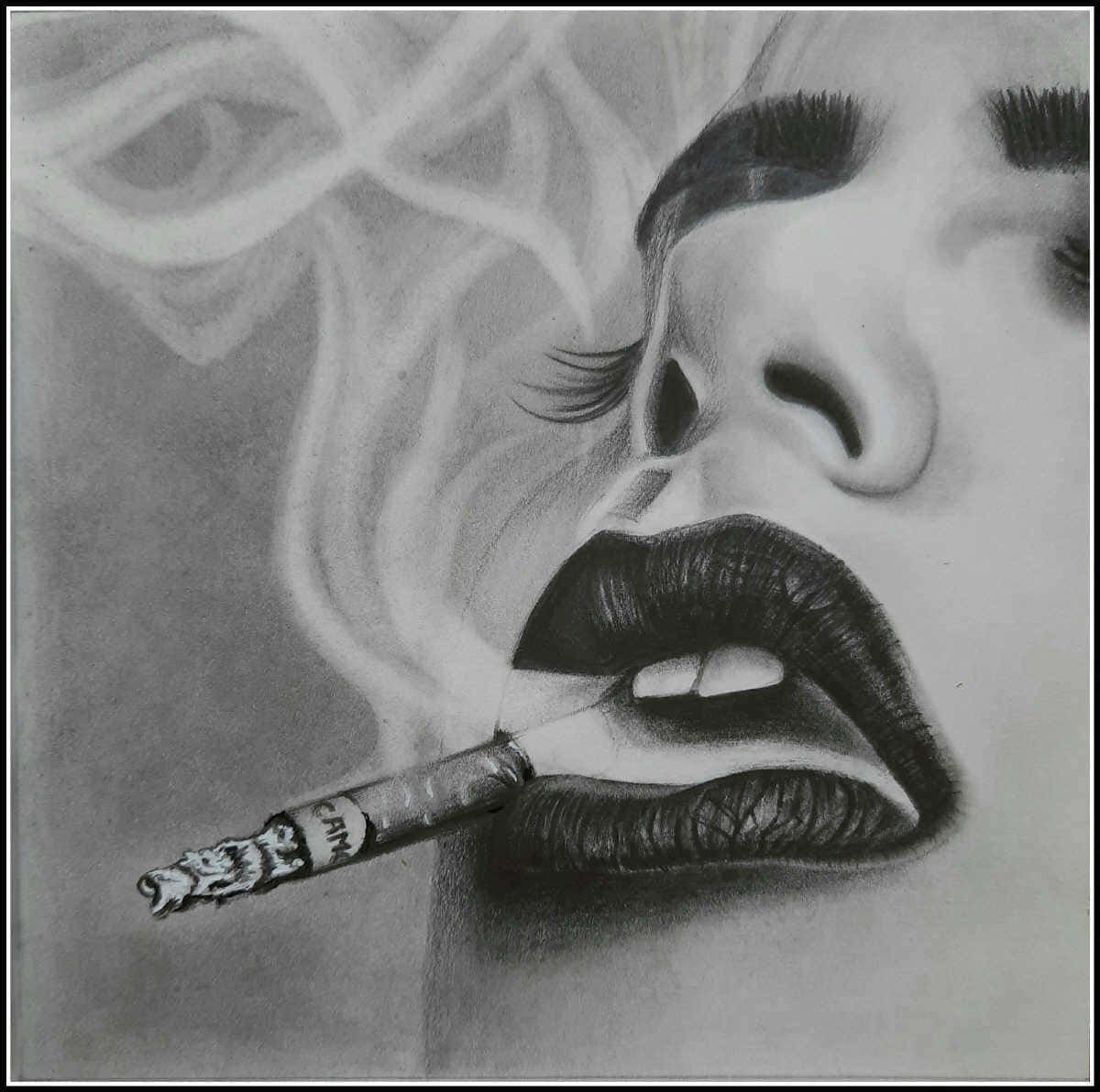 抽菸女子素描圖 壁紙 — 一個超寫實的鉛筆畫，描繪一位女性側面吸煙，煙霧向上繚繞。