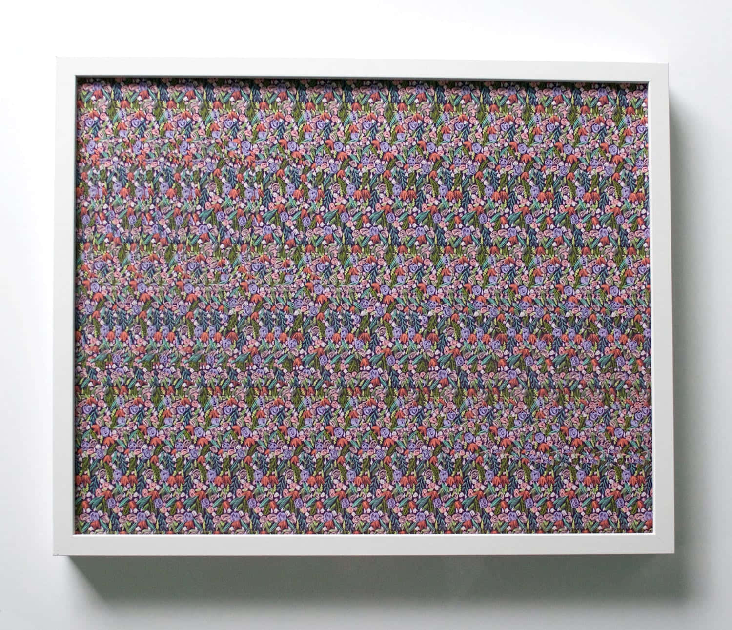 抽象3D隱藏圖畫 壁紙 — 一幅裱框藝術品展示出在深色背景上，密集重複的風格化紫、粉紅和綠色花朵圖案。