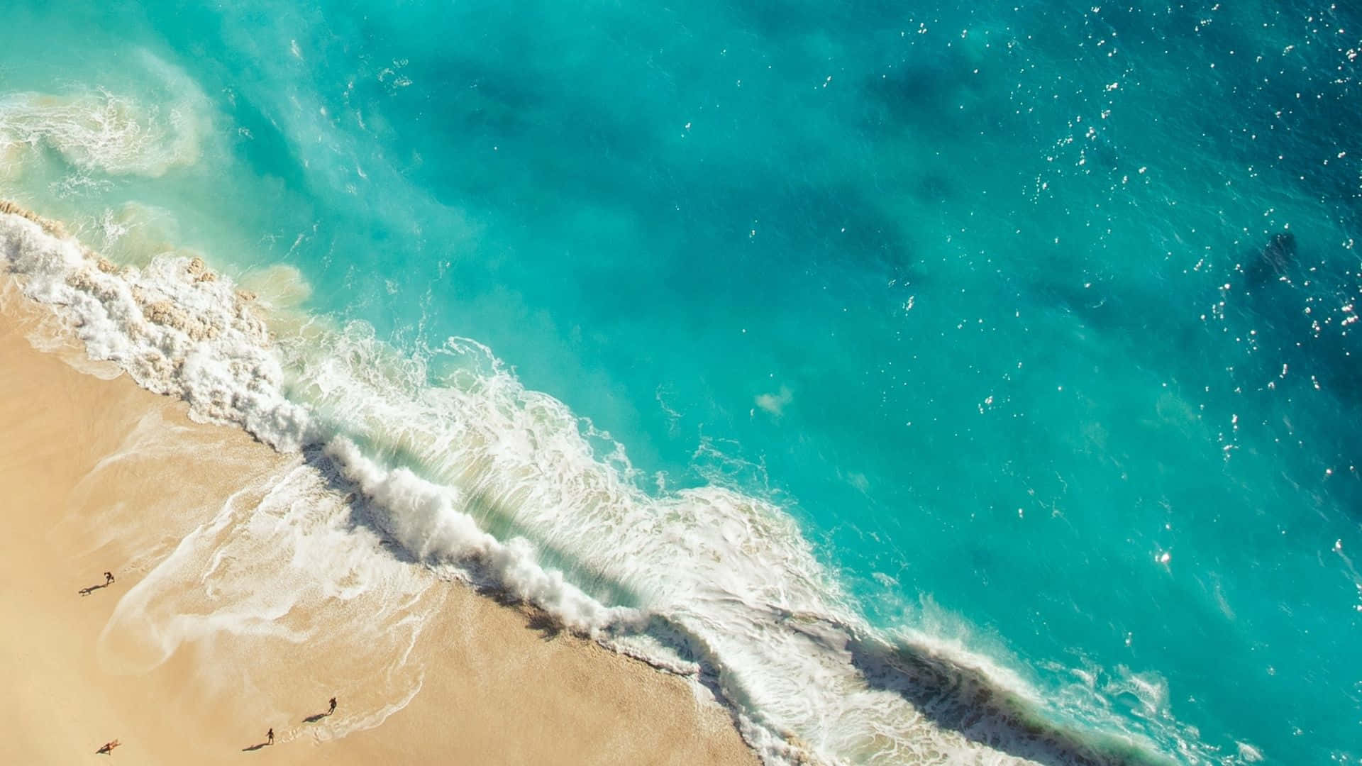 抽象全高清背景 壁紙 — 鳥瞰圖：綠松石色的海浪拍打金色沙灘，小小的人影享受著海岸。