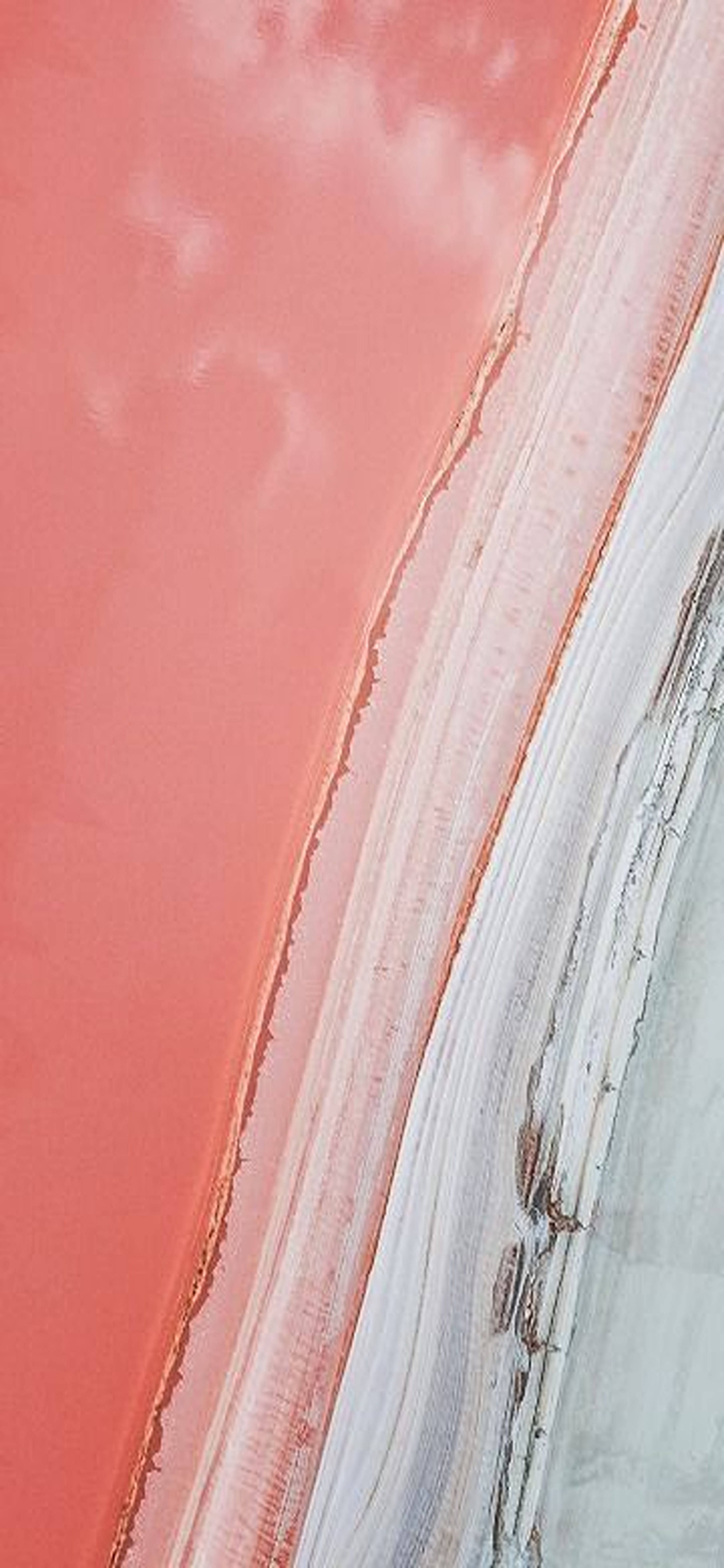 抽象塗鴉質感 Redmi Note 9 Pro 壁紙 — 柔和天空下，白色鹽灘環繞的鮮豔粉紅鹽湖鳥瞰圖。